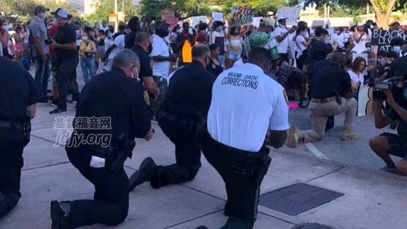 佛罗里达州警员与抗议群众一同祷告