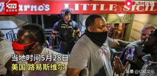 黑人群众自发保护在街头执法的警员